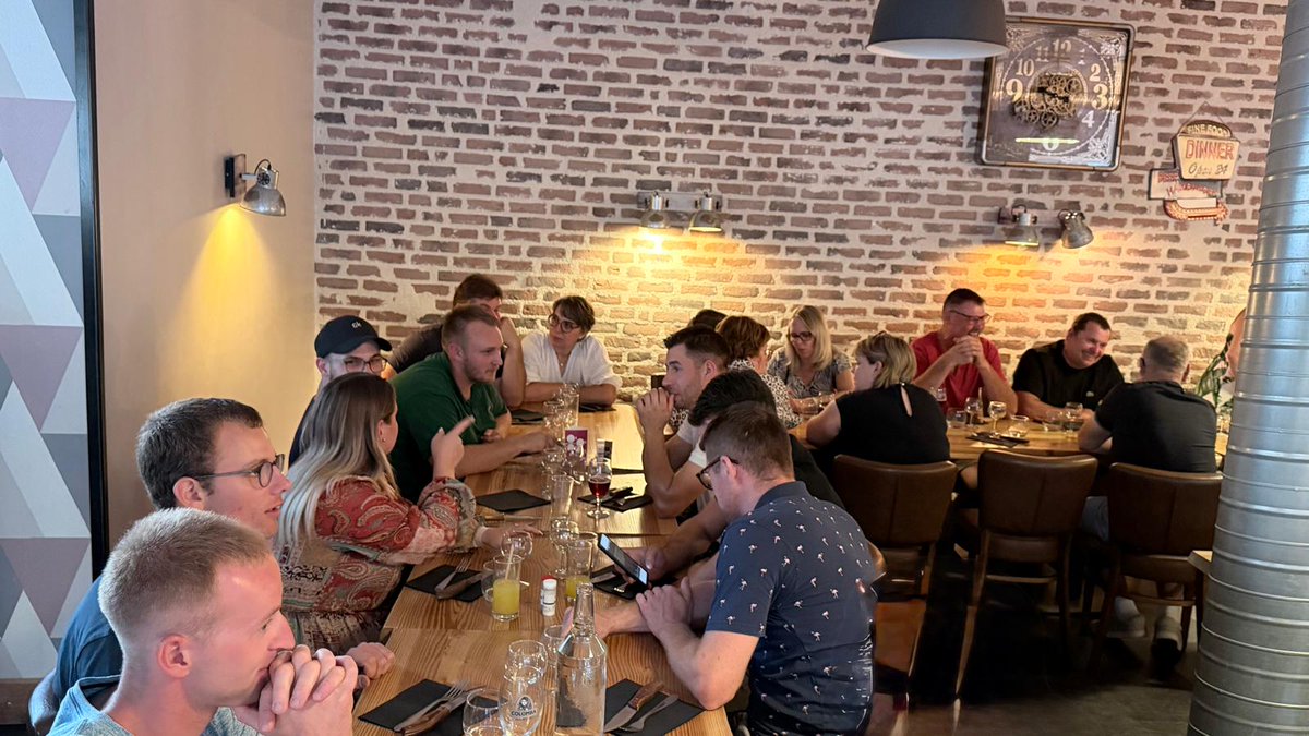 110Bourgogne's tweet photo. [FIN DE MOISSON]☀️ 
Place à la tradition !🍴

Après cette période intense, nos techniciens ont réuni équipes et adhérents pour les traditionnels « chiens de moisson ». 

Des moments de convivialité bien mérité ! 💪🏻

📷 Zoom en images sur Châtillon 👇🏻

#ChienDeMoisson #VieDeCoop https://t.co/eXVoHgxmvL