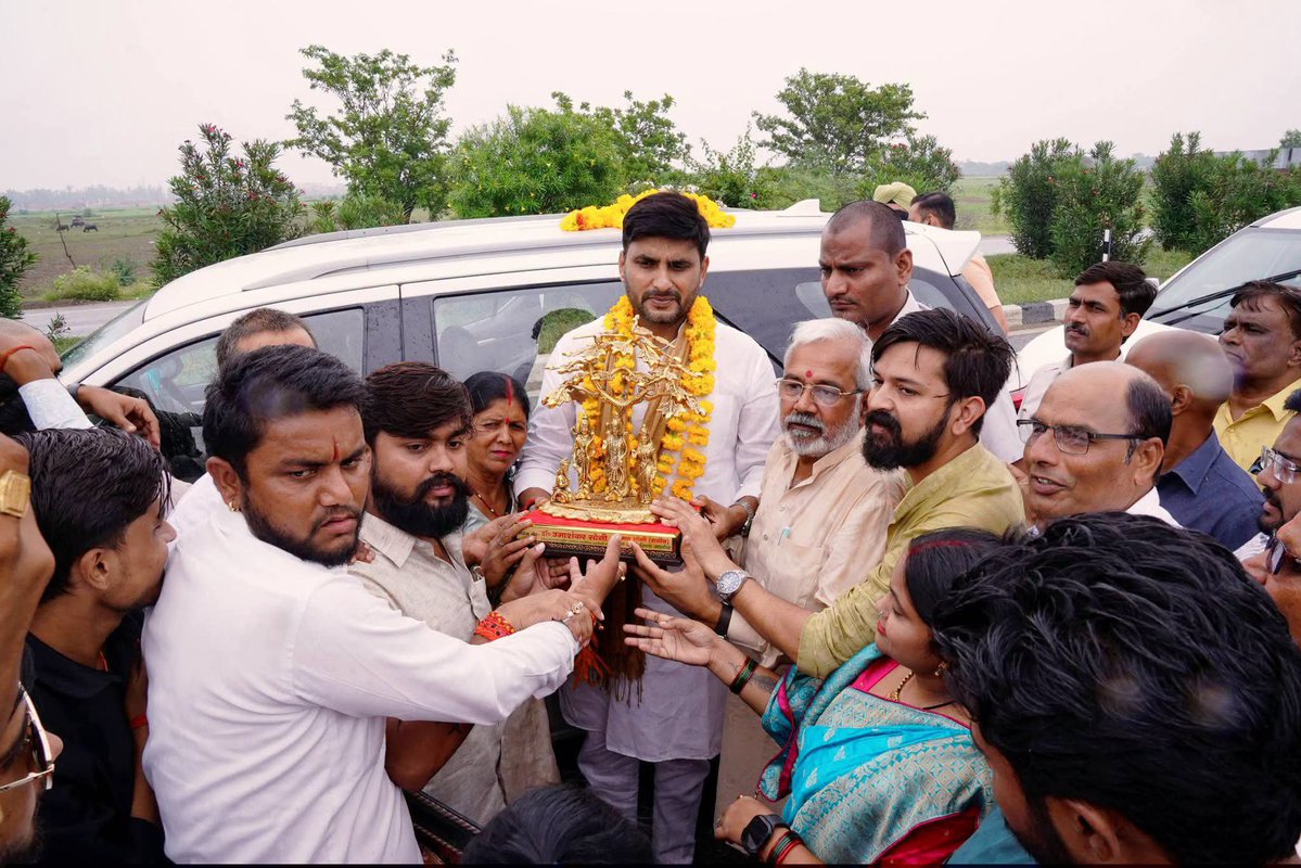 NeerajSinghSays's tweet photo. आज झाँसी प्रवास पर जाते समय ग्राम आटा, कालपी जालौन ,मेडिकल बाईपास झाँसी एवं सीएमडी टोल पर आप सभी सम्मानित पदाधिकारियों एवं समर्पित कार्यकर्ताओं द्वारा किए गए आत्मीय स्वागत, स्नेह, अपनत्व और सम्मान से अभिभूत हूँ।

आप सभी का यह प्रेम, विश्वास और आत्मीयता मुझे निरंतर जनसेवा एवं संगठन के कार्यों के प्रति नई ऊर्जा प्रदान करती है।