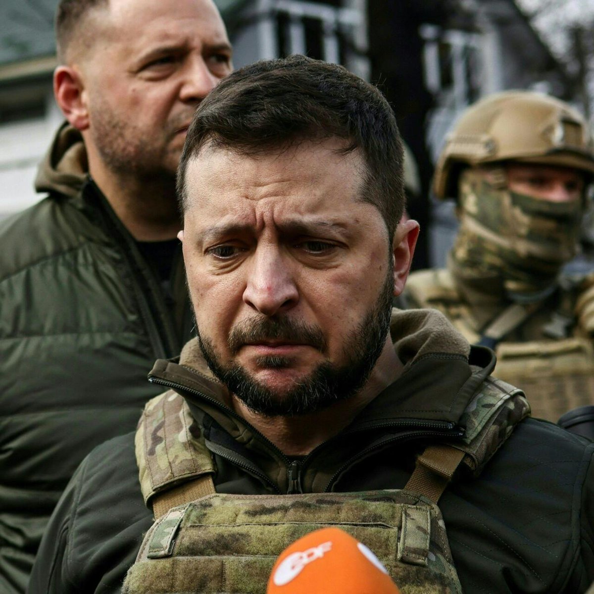 AmourskyCyrille's tweet photo. 🇺🇦/🇫🇷 J'ai lu l'interview de Ioulia Mendel dans le JDD.

C'est un concentré de mensonges, d'exagérations et de contre-vérités.

Plus grave encore, Alexandre Mendel, l'intervieweur, ne semble avoir vérifié pratiquement aucune de ses affirmations.

Débunkage complet, avec un peu de contexte sur Ioulia Mendel.

- Tout d'abord, le JDD ne précise pas que Mendel a quitté son poste de porte-parole de Volodymyr Zelensky dès 2021, bien avant le début de l'invasion russe à grande échelle en février 2022.

Elle se présente comme une « source interne », alors qu'elle n'était plus aux affaires.

Elle a d'ailleurs été remplacée notamment en raison de ses relations exécrables avec les journalistes. Elle était régulièrement accusée d'arrogance, de menaces et n'hésitait pas à s'en prendre physiquement à des confrères qu'elle jugeait dérangeants.

- Avant son virage anti-ukrainien, Ioulia Mendel dressait pourtant un portrait radicalement différent de Zelensky.

Dans son livre, publié en septembre 2022, elle le décrivait comme « une bouffée d'air frais », ayant redonné « un espoir qui n'existait plus depuis longtemps » aux Ukrainiens. Elle le présentait également comme « un méritocrate par nature », déterminé à faire ses preuves et animé d'une volonté constante de se dépasser.

- Mendel affirme avoir découvert la corruption en juin 2022... Quelques mois seulement avant la publication de ce même livre, dans lequel elle couvre pourtant Zelensky de louanges. Difficile de concilier ces deux versions.

- « La censure progressait. » L'Ukraine est un pays en guerre et applique effectivement une censure militaire sur certains sujets liés à la sécurité.

En revanche, le pays continue de progresser dans le classement de Reporters sans frontières. En 2026, l'Ukraine obtient un meilleur score que l'Italie, le Japon ou encore les États-Unis en matière de liberté de la presse.

Les manifestations organisées depuis trois semaines contre la décision de Zelensky de limoger Fedorov de son poste de ministre de la Défense, sans la moindre répression, contredisent également le récit de Mendel.

- « Zelensky accordait plus d'importance à son pouvoir et aux flux d'argent qu'à son pays. »

Mendel reprend ici un argument classique de la propagande russe.

Aucune enquête n'a jamais, ne serait-ce que suggéré, un enrichissement personnel de Zelensky depuis le début de la guerre. Toutes les histoires sur ses prétendues villas relèvent de la désinformation.

- Le JDD lui demande ensuite si le massacre de Boutcha, au cours duquel 458 civils ukrainiens ont été torturés puis exécutés par l'armée russe, a constitué un tournant pour Zelensky.

La question n'a pourtant aucun sens : Mendel ne travaillait déjà plus avec lui à cette époque.

- Elle affirme ensuite que Zelensky « n'en avait rien à faire ». C'est non seulement indécent, mais aussi faux. Les images de son arrivée à Boutcha, profondément marqué par ce qu'il découvrait, ont fait le tour du monde.

Ces massacres ont d'ailleurs définitivement enterré toute perspective de négociations avec la Russie à Istanbul.

Rien à voir avec le récit selon lequel Boris Johnson aurait convaincu Zelensky de refuser un accord de paix, une théorie reprise par Mendel dans son entretien avec Tucker Carlson.

- « Je considère que Zelensky est devenu le principal problème de mon pays. »

Vraiment ?

Je pensais que le principal problème de l'Ukraine était l'invasion russe, les bombardements quotidiens, les massacres de civils.

Ou encore le « safari humain » mené par les forces russes à Kherson, la ville natale de Mendel, où vit toujours une partie de sa famille.

À aucun moment elle n'évoque les crimes russes ni ne désigne Moscou comme responsable de la situation actuelle. C'est un renversement total des responsabilités.

- « Zelensky a annulé les élections. »

C'est faux.

Le président ukrainien n'a pas ce pouvoir.

C'est la loi ukrainienne sur le régime juridique de la loi martiale, notamment son article 19, qui interdit explicitement l'organisation d'élections pendant la guerre.

Cette fake news a d'abord été popularisée par Vladimir Poutine avant d'être reprise, entre autres, par Jean-Luc Mélenchon et Ioulia Mendel.

- « Autour de lui gravitent des entreprises liées à ses proches, qui bénéficient de milliards venus de l'Union européenne. »

Source ? Preuve ?

Le journaliste a-t-il seulement vérifié cette affirmation ?

Il existe bien un scandale de corruption impliquant Timour Minditch, proche de Zelensky. Mais cette affaire ne concerne en aucun cas l'aide européenne : elle porte sur environ 100 millions d'euros détournés dans des contrats énergétiques.

J'ai dénoncé cette affaire dès les premiers jours. Encore faut-il ne pas lui faire dire ce qu'elle ne dit pas.

J'attends désormais le nom de ces prétendues entreprises.

- À la question : « Zelensky et ses proches se sont-ils enrichis grâce à cette guerre ? », Mendel cite Minditch pour suggérer que tout l'entourage du président serait corrompu.

Quelle preuve apporte-t-elle ? Aucune.

Elle évoque également FirePoint. Or, à ce stade, aucune enquête sérieuse n'a établi que cette entreprise était impliquée dans un système de corruption, même si certaines interrogations existent.

- À la question : « Les Ukrainiens soutiennent-ils toujours Zelensky ? », Mendel répond : « Très peu. »

C'est faux.

En mars 2026, le KIIS, principal institut de sondage indépendant du pays, mesurait encore 72 % d'opinions favorables à son égard.

Cette popularité a probablement reculé depuis le remaniement gouvernemental et le limogeage de Fedorov de son poste de ministre de la Défense. Mais Zelensky demeure, selon tous les sondages, la personnalité politique la plus populaire du pays. En juin, 32 % des Ukrainiens déclaraient encore vouloir voter pour lui dès le premier tour.

- Lorsqu'on lui demande un exemple de la prétendue « dérive autoritaire » de Zelensky, Mendel cite... la conscription.

Tous les pays en guerre recourent à une forme de mobilisation obligatoire.

Oui, des abus existent. Ils sont documentés, dénoncés et, dans de nombreux cas, sanctionnés.

Le simple fait que ce débat soit permanent et largement ouvert dans la société ukrainienne contredit le récit d'un régime qui ferait taire toute contestation.

- Enfin, un dernier exemple illustre le manque de vérification du JDD. Mendel affirme que l'UNICEF aurait établi que 40 % des enfants de moins de 10 ans à Kharkiv ne savent pas lire.

C'est faux.

Aucune publication de l'UNICEF ne contient un tel chiffre.

Là encore, le journaliste semble avoir repris pour argent comptant les propos d'une ancienne porte-parole dont les affirmations auraient dû être systématiquement vérifiées.

On souffle...