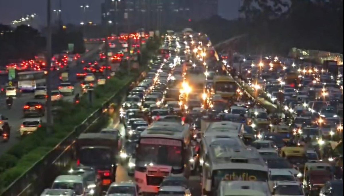 rajesh5510's tweet photo. गुरुग्राम -बारिश के बाद दिल्ली जयपुर एक्सप्रेसवे पर लगा भारी जाम 

कई किलोमीटर लंबे जाम में फैंसी गाड़ियां रेंग रेंग कर चलती नजर आई

करीब 1 घंटे से भी ज्यादा समय से हाईवे पर लगा रहा जाम 

@TrafficGGM
@gurgaonpolice
@DC_Gurugram https://t.co/LYoAUVsTVL