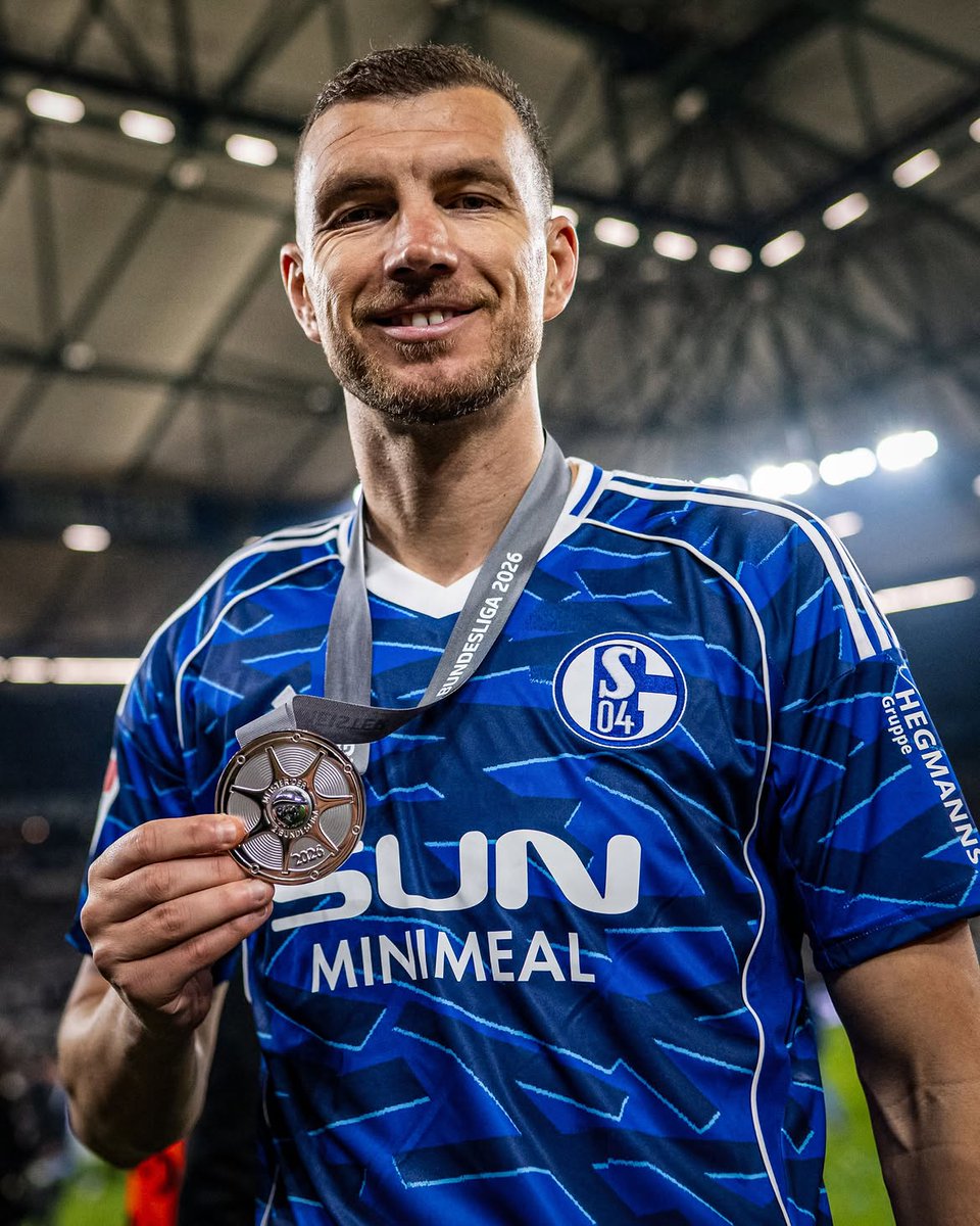 goal's tweet photo. Edin Dzeko will be playing Bundesliga football at the age of 40! 😱 

He’s signed a one-year contract extension with Schalke after helping them earn promotion with six goals in 11 games last season ✍️

Read more 🔗 https://t.co/UWBy5nuIrm https://t.co/V9X6rtVvHN