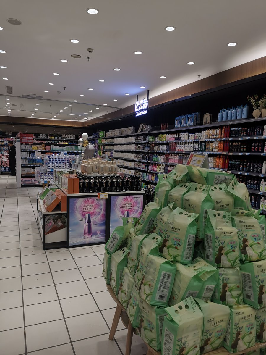 Bob17624311's tweet photo. Stocked up with all the late-night snack faves, cold drinks and quick bite essentials! Swing by your neighborhood convenience store for all your last-minute needs https://t.co/lmCi7LbxKJ