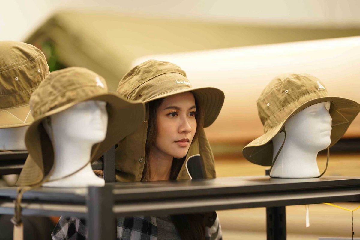 woopmag's tweet photo. น้ำหนึ่ง" ถึงเวลาต้องเลือก! หัวใจหรือบุญคุณ ใน 
"โซ่รักอัคนี" EP.5

#โซ่รักอัคนี #น้ำหนึ่งเนย #NamneungNoey

เรื่องราวเข้มข้นขึ้นทุกสัปดาห์ สำหรับ “โซ่รักอัคนี” ซีรีส์ GL กระแสแรง ที่แฟนๆ ต่างชื่นชมทุกองค์ประกอบของเรื่อง โดยเฉพาะฝีมือการแสดงของ น้ำหนึ่ง-มิลิญ วาทินธนะกิจ และ เนย-กานต์ธีรา วัชรทัศนกุล ที่เคมีเข้ากันจนคนดูอินไม่หยุด ส่งให้ซีรีส์ครองเรตติ้งสูงสุดของซีรีส์ GL ได้อย่างต่อเนื่องทุกสัปดาห์

ความเข้มข้นของ “โซ่รักอัคนี” EP.5 หลังกลับจากเกาะ กะเพรากลายเป็นเป้าระบายอารมณ์ของภาณี ที่ลงโทษเธอเพราะเชื่อว่าเป็นต้นเหตุให้ไฟต้องลำบาก แต่เบื้องหลังความปากร้าย ไฟกลับแอบมาช่วยกะเพรา พร้อมเผยความจริงว่าตลอดหลายปีที่ผ่านมา คนที่คอยช่วยเธอในยามถูกลงโทษก็คือไฟ ความสัมพันธ์ของทั้งคู่จึงเริ่มเปลี่ยนไปทีละน้อย แม้จะยังคงปะทะคารมกันเหมือนเดิมก็ตาม
 
เมื่อรู้ว่ากะเพรามี “พี่จ๋า” อยู่ในใจ ไฟยิ่งกระวนกระวายโดยไม่เข้าใจความรู้สึกของตัวเอง ทั้งที่ความจริง “พี่จ๋า” คนนั้นก็คือตัวไฟในวัยเด็กที่กะเพราไม่เคยลืมเลือน แม้จะยังไม่มีใครกล้าพูดความจริงออกมา ขณะเดียวกัน ไฟพยายามทำดีกับกะเพราตามคำแนะนำของลม ทั้งสองได้ใช้เวลาร่วมกันอย่างมีความสุข และเปิดใจพูดถึงครอบครัว จนความรู้สึกดีๆ เริ่มชัดเจนขึ้นกว่าเดิม
 
แต่ในขณะที่หัวใจของไฟกำลังเริ่มเลือกคำตอบ นทกลับประกาศตรงๆ ว่าจะไม่ยอมเสียกะเพราให้ใคร พร้อมขอให้ไฟถอยออกมา หากไม่ได้คิดจริงจังกับเธอ ขณะเดียวกัน ภาณีก็บังคับให้ไฟรับปากว่าจะไม่ทำให้ตนผิดหวัง ทำให้ไฟต้องเผชิญกับทางเลือกครั้งสำคัญ ระหว่างความรักที่กำลังก่อตัว กับบุญคุณของคนที่เลี้ยงดูไฟมาทั้งชีวิต

ห้ามพลาด “โซ่รักอัคนี” EP.5 วันเสาร์ที่ 8 สิงหาคม เวลา 20.30 น. ทาง ช่อง 7HD และรับชมออนไลน์เวอร์ชัน UNCUT เวลา 21.30 น. ผ่านแอป iQIYI และเว็บไซต์ https://t.co/y2qD18Fogm เท่านั้น

ติดตามข้อมูลข่าวสารเพิ่มเติมของเมกะโปรเจกต์ซีรีส์ 4 Elements บ้านวาทินวณิช ได้ทุกช่องทางโซเชียลมีเดีย Facebook / Instagram / TikTok / X : 4elementsgl

 #4Elements
#บ้านวาทินวณิช
#NorthStarEntertainment
#Ch7HD
#iQIYI