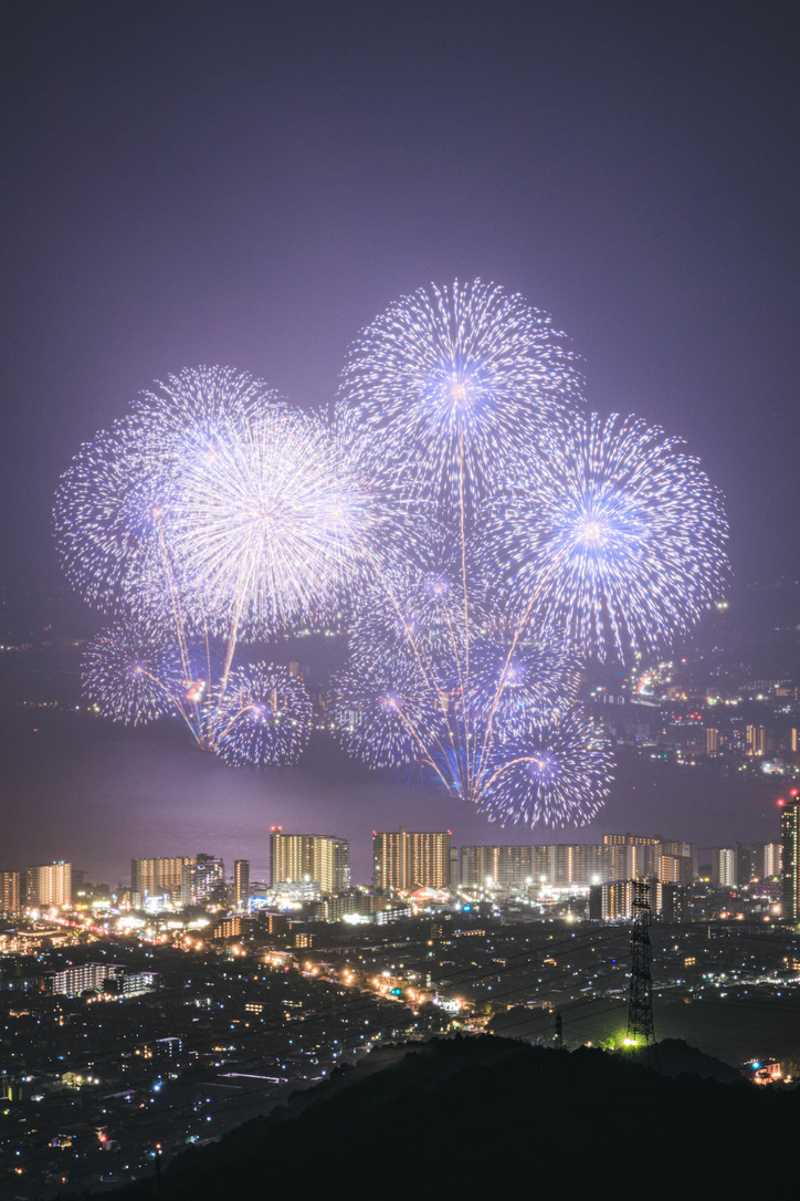 rimaphoto's tweet photo. 一年前のびわ湖大花火大会。
雨でとっても大変でしたが、そんな中咲いたどこか優しげで幻想的な花火が今でも忘れられない https://t.co/bjvbXtUdVw