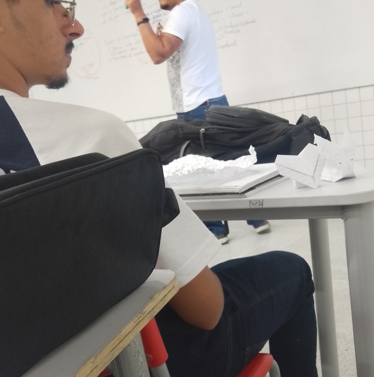 Ell4bor's tweet photo. O Bruno tendo que lidar com eu enchendo a mesa dele de presentes https://t.co/u4rptcgYYB