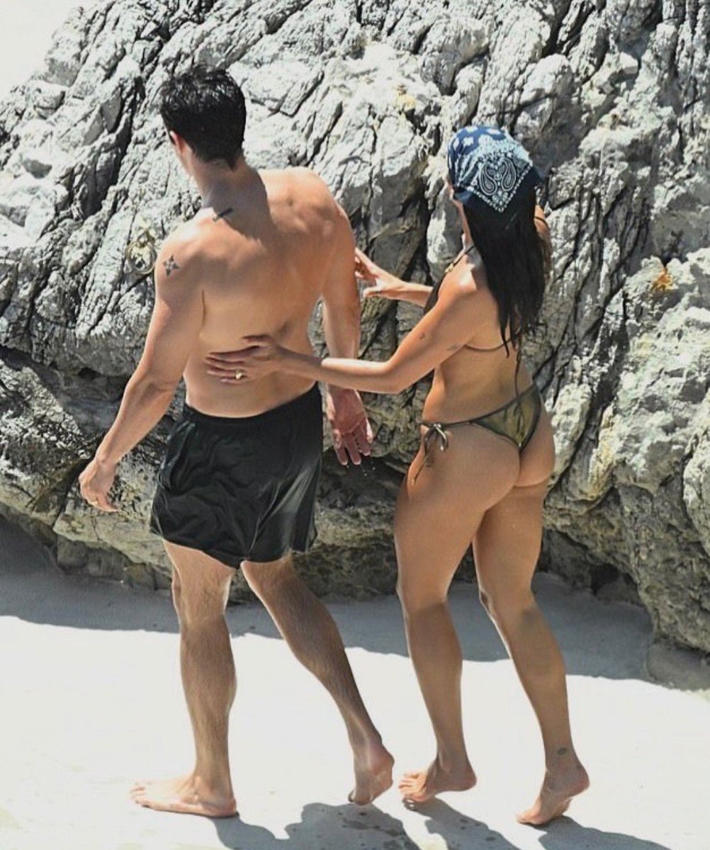 Lone_ridder's tweet photo. DUA LIPA's DATING HISTORY 💖

2026 / Callum Turner 💕💍
2025 / Callum Turner
2024 / Callum Turner
2023 / Romain Gavras
2022 / Jack Harlow 
2021 / Anwar Hadid
2020 / Anwar Hadid... see threads https://t.co/5MLtFQtVdk