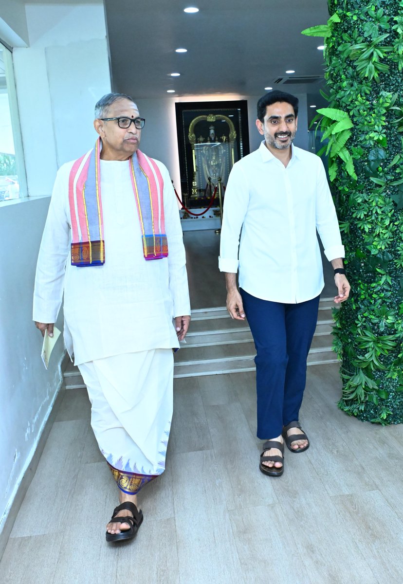 JaiTDP's tweet photo. ప్రవచన చక్రవర్తి, నైతిక విలువల సలహాదారులు బ్రహ్మశ్రీ చాగంటి కోటేశ్వరరావు గారు మంగళవారం ఉండవల్లిలోని నివాసంలో రాష్ట్ర విద్యా, ఐటీ శాఖల మంత్రి నారా లోకేష్‌ గారిని మర్యాదపూర్వకంగా కలిశారు. భేటీ అనంతరం ఇంటి నుంచి కారు వద్దకు వచ్చి చాగంటి కోటేశ్వరావు గారిని వినయపూర్వకంగా సాగనంపారు మంత్రి నారా లోకేష్ గారు.
 #ChagantiKoteswaraRao 
#NaraLokesh 
#AndhraPradesh