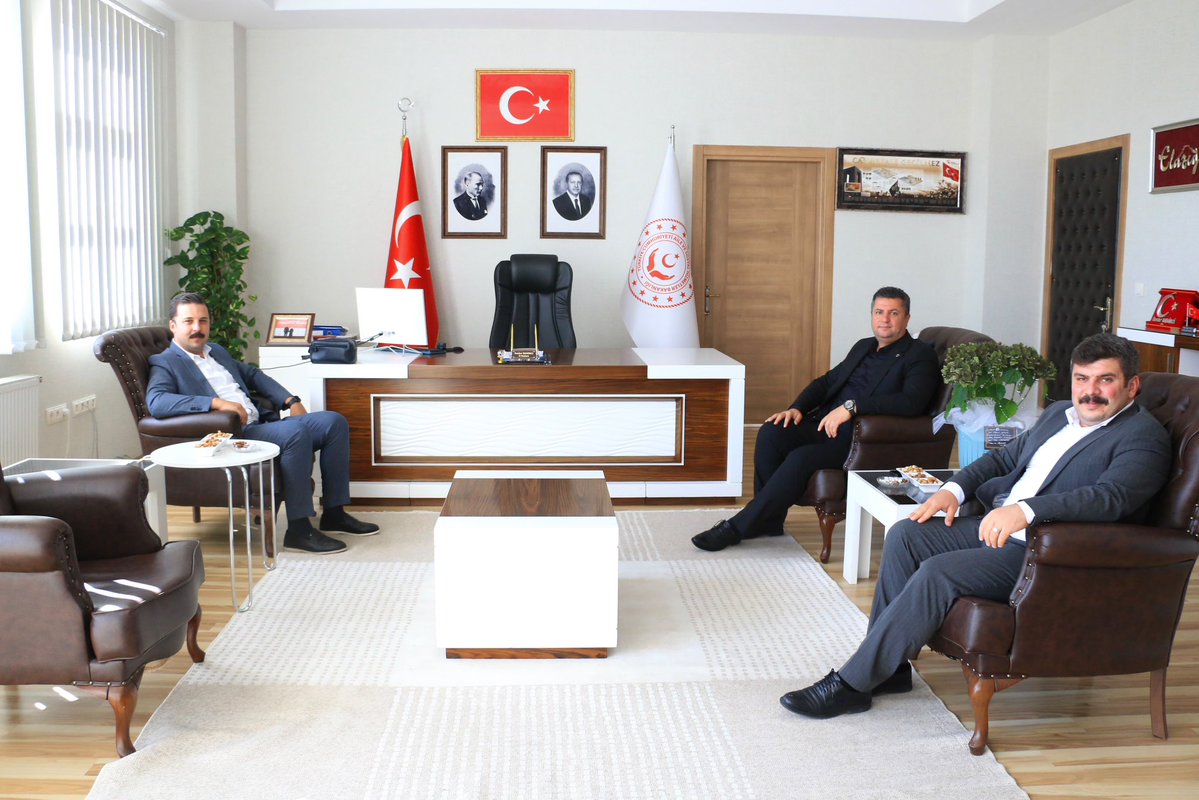 elazigashim's tweet photo. Sivrice Kaymakamı Sayın Yusuf AKIN ve Baskil Kaymakamı Sayın Muhammed Enes ÇIKRIK, İl Müdürümüz Sayın Serdar Demirci’yi ziyaret etti.

Nazik ziyaretlerinden dolayı kendilerine teşekkür ederiz. https://t.co/IXSuN33OyI