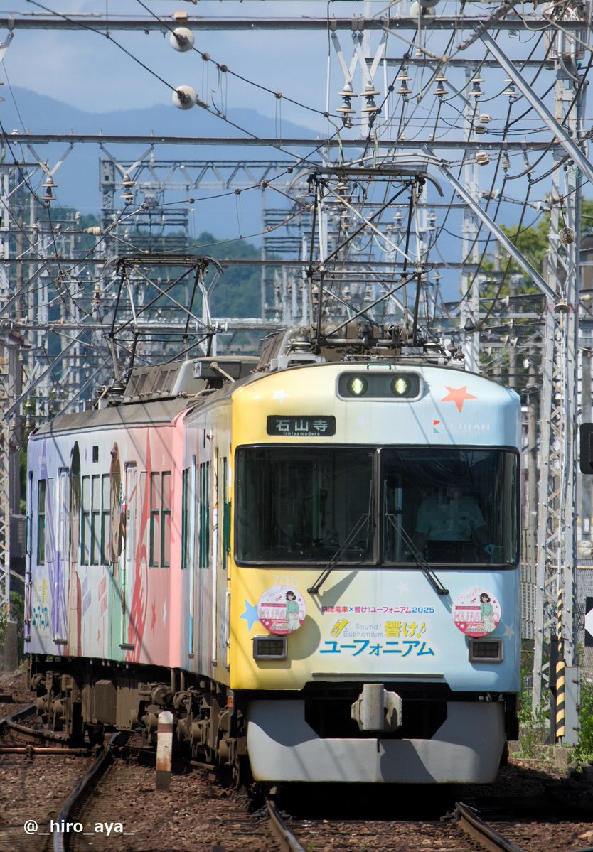 _hiro_aya_'s tweet photo. 京阪大津線、響け！ユーフォニアム2025 ラッピング電車(705F)。
8月第1月曜週からのHMは前後左右とも【黄前久美子(引き全身) バースデーVer】の4枚掲出。
なお2025Verラッピング電車は8/22までの運行と公式発表あり間もなく見納めに… 
📷8/4 #石坂線 #大津線 #anime_eupho https://t.co/gcULoirP7X