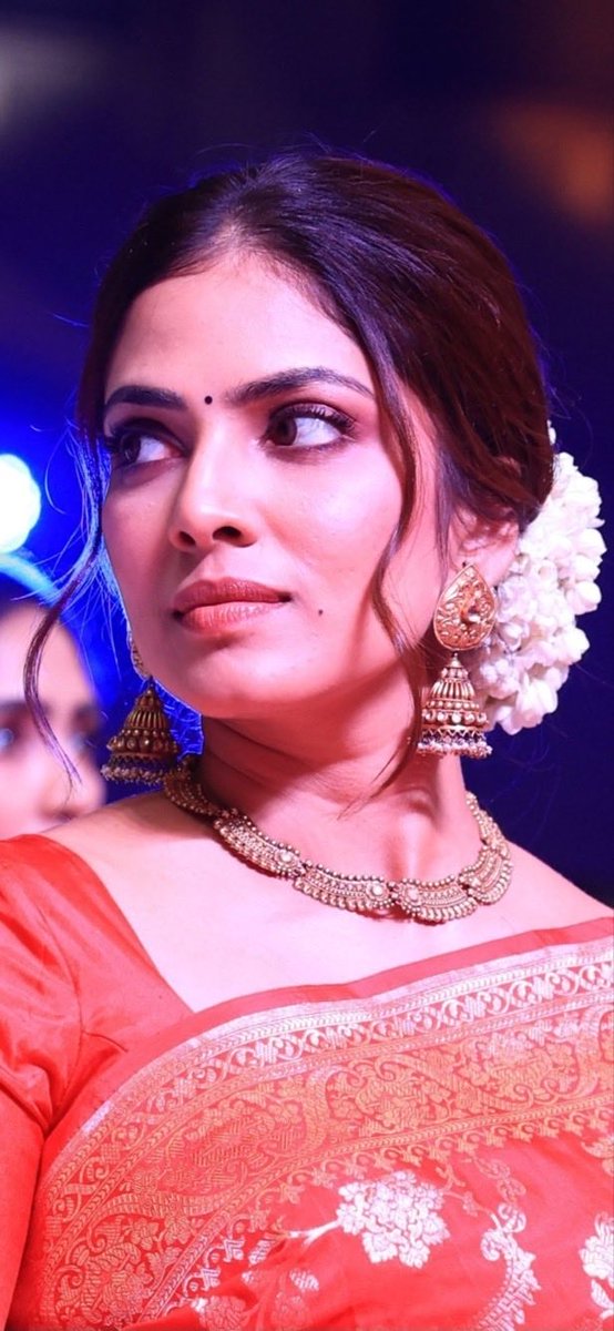 MalavikaFanboy's tweet photo. Hi @MalavikaM_ 
Thank you for making your time on your birthday 

Love you so much 
Wishing you a very happy birthday may you get so busy and get blockbusters for all upcoming movies ❤️❤️

#AskMalavika #MalavikaMohanan https://t.co/HCnQd3Uq00