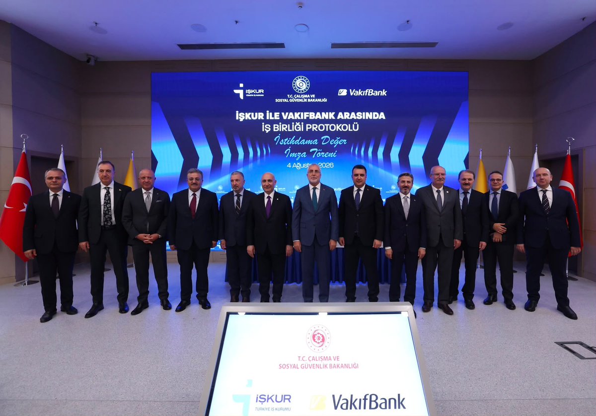 davutkasik's tweet photo. İstihdamın artırılmasına yönelik her adım büyük önem taşıyor. VakıfBankın İŞKUR ile gerçekleştirdiği bu protokol, ekonomik kalkınmanın insan odaklı yönünü güçlendiren örnek bir çalışma olmuş. Sosyal faydayı merkeze alan projelerin artmasını diliyorum. https://t.co/Ph21toqcrF https://t.co/bV5Os5ulWe