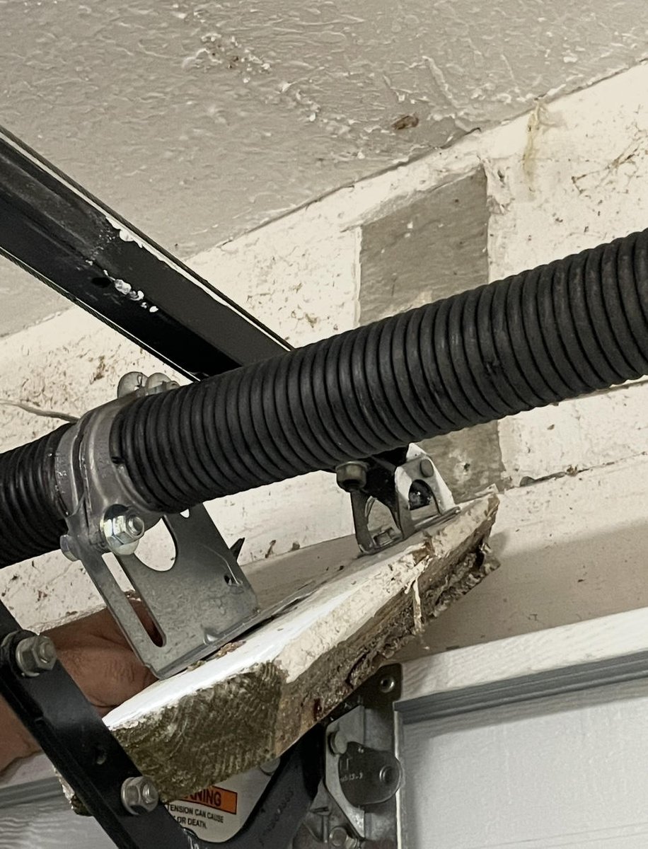 GDoorService's tweet photo. Did you know that properly maintaining your garage door can extend its lifespan significantly? Regular care, like checking the rollers and tracks for debris, can prevent unnecessary wear and potential failures. https://t.co/m2oYn5Ywxn