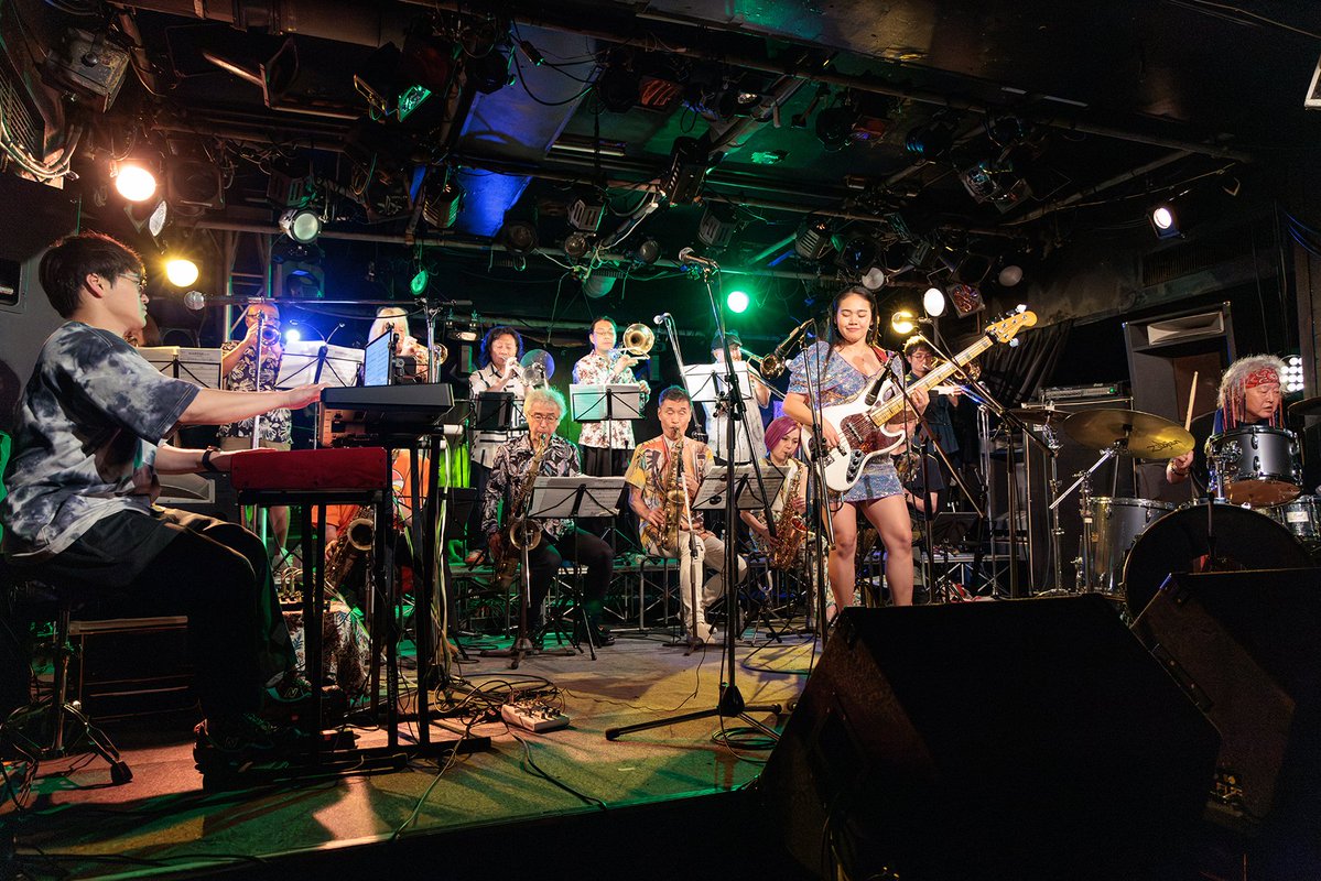 BBRK_PETE's tweet photo. 8/4(火) JUNA BIG BAND＠目黒ライブステーション
ファンキー末吉🥁 率いる BIG BAND🎷 with Juna Serita🎸
暑さで疲弊した心に浴びせる、息の合った13管のビッグバンドサウンド‼️
清涼感がたまらない～。夏の風物詩にしたい感じですなぁ😊 https://t.co/jY6PH6iNV3