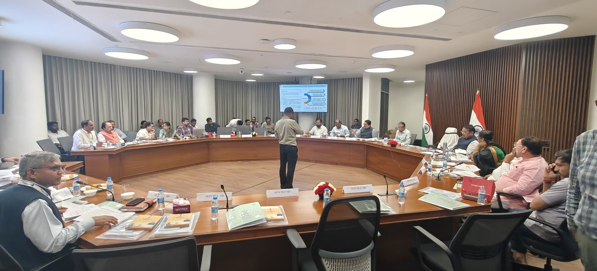 RavindraWaikar's tweet photo. नवी दिल्ली येथे केंद्रीय आयुष राज्यमंत्री (स्वतंत्र प्रभार) आणि आरोग्य व कुटुंब कल्याण राज्यमंत्री श्री प्रतापराव जाधव जी यांच्या प्रमुख उपस्थितीत आयोजित 'आरोग्य आणि आयुष' (Health and Ayush) विषयावरील विशेष सादरीकरणास शिवसेनेच्या माननीय खासदारांसोबत उपस्थित राहिलो.
या प्रसंगी आरोग्य व आयुष क्षेत्रातील विविध महत्त्वपूर्ण उपक्रम आणि भविष्यातील योजनांवर सविस्तर व सकारात्मक चर्चा झाली. @mpprataprao 
#HealthAndAyush #PratapraoJadhav #ShivSena #AyushMinistry #HealthMinistry #NewDelhi @DrSEShinde @mieknathshinde