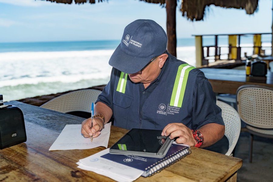 VOZTrabajadorsv's tweet photo. 🚨 El Ministerio de Trabajo desplegó equipos de inspección en todo el país como parte del Plan Nacional de Inspección durante las vacaciones agostinas.

Las verificaciones incluyen el respeto a las propinas, turnos legales para el personal de seguridad privada, pago de horas extras y otros derechos laborales. 🇸🇻

#DerechosLaborales #VacacionesAgostinas #ElSalvador