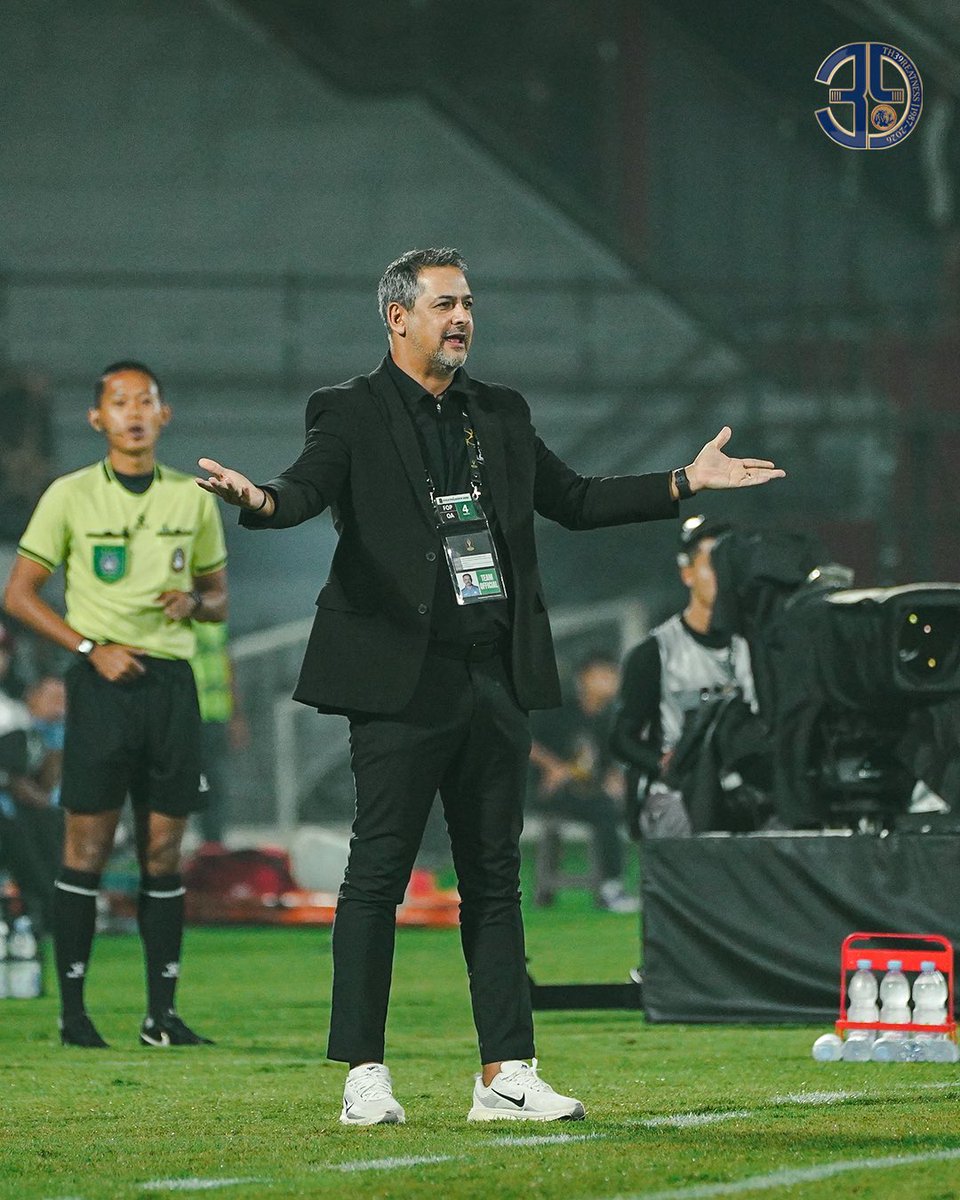 AremafcOfficial's tweet photo. 𝐂𝐨𝐦𝐞 𝐨𝐧 𝐋𝐢𝐨𝐧𝐬, 𝐍𝐞𝐯𝐞𝐫 𝐆𝐢𝐯𝐞 𝐔𝐩!🦁✊🔥

#AremaFC #AremaDay #SalamSatuJiwa #TH39REATNESS #PialaPresiden2026 https://t.co/aPEQpu3PE8