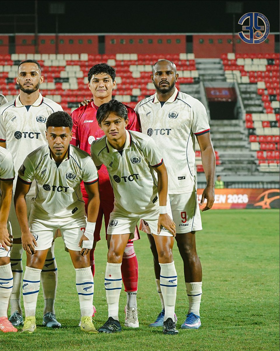 AremafcOfficial's tweet photo. 𝐂𝐨𝐦𝐞 𝐨𝐧 𝐋𝐢𝐨𝐧𝐬, 𝐍𝐞𝐯𝐞𝐫 𝐆𝐢𝐯𝐞 𝐔𝐩!🦁✊🔥

#AremaFC #AremaDay #SalamSatuJiwa #TH39REATNESS #PialaPresiden2026 https://t.co/aPEQpu3PE8