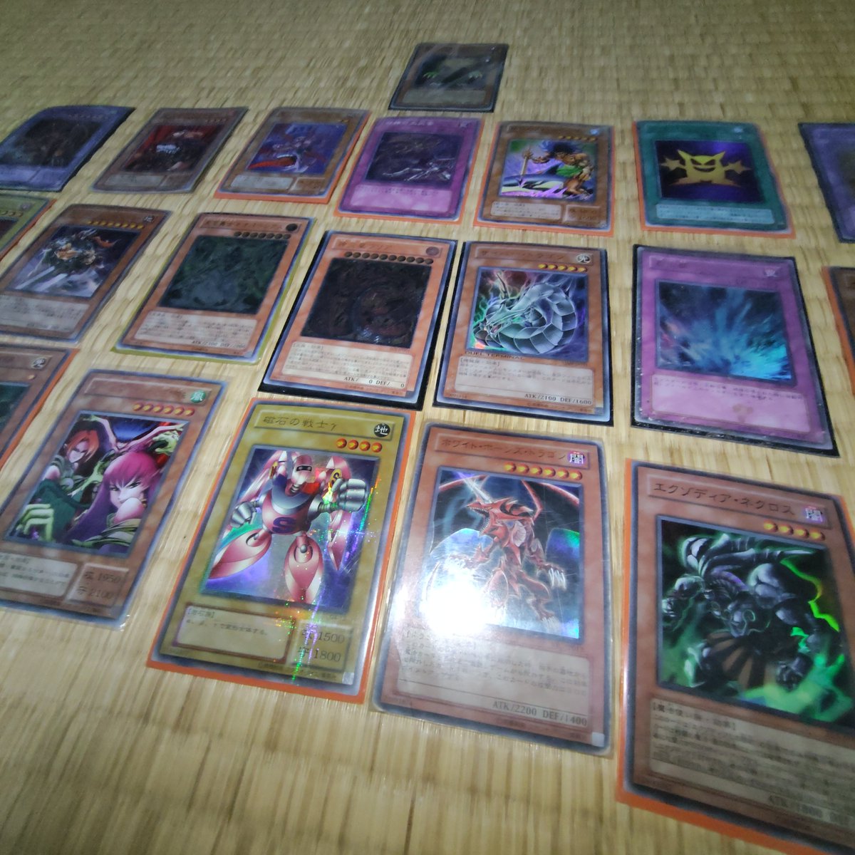 Bee_k_cycle's tweet photo. 実家にて、母親が倉庫から見つけた遊戯王カード…これはお宝🪎

#遊戯王 https://t.co/64bT88injG
