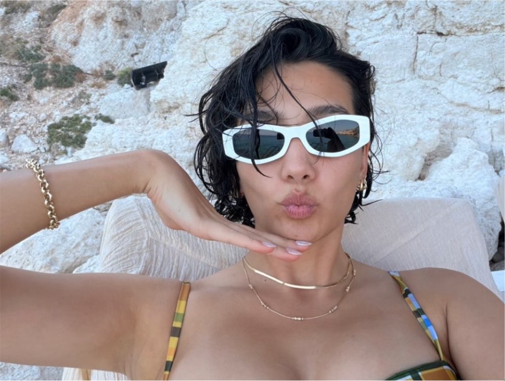 mucizegibisin's tweet photo. en bi’ sevdiğim yaz aybüke’si 🪷🌊 https://t.co/1iLk86yb33
