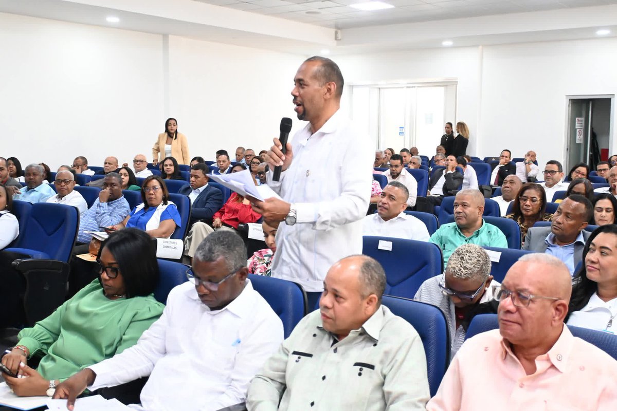 distrito1003rd's tweet photo. Ministro de Educación, Luis Miguel De Camps, se reunió con directores regionales y distritales para tratar aspectos importantes sobre el  comienzo del año escolar 2026-2026, participó el titular del Distrito Educativo 10-03, Leonidas Rafael Uribe Emiliano.
#Minerd
@regional10rd https://t.co/Hbd4atSD8q