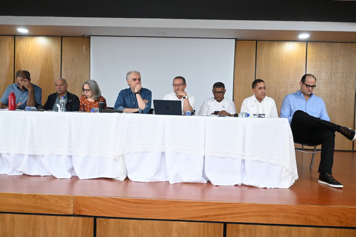 distrito1003rd's tweet photo. Ministro de Educación, Luis Miguel De Camps, se reunió con directores regionales y distritales para tratar aspectos importantes sobre el  comienzo del año escolar 2026-2026, participó el titular del Distrito Educativo 10-03, Leonidas Rafael Uribe Emiliano.
#Minerd
@regional10rd https://t.co/Hbd4atSD8q