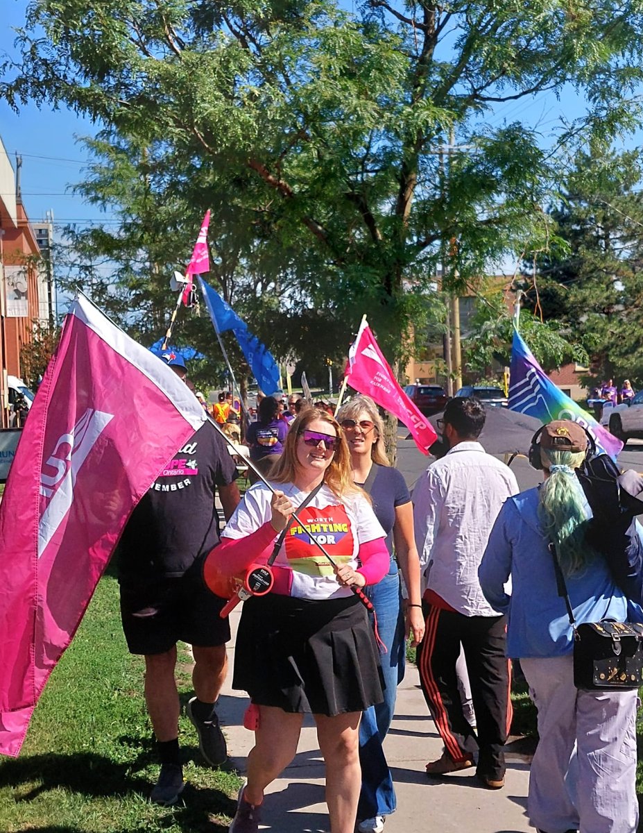 socialist_ca's tweet photo. Huge emergency picket to support OPSEU 358 Present were OPSEU Fleming College and Trent U. locals, with OPSEU from as far as Oshawa. Joining OPSEU strikers were Ptbo City workers, CUPE 126, Ptbo - Kawarthas NDP riding association, and community activists. #worthfightingfor https://t.co/vaUNqfnizP