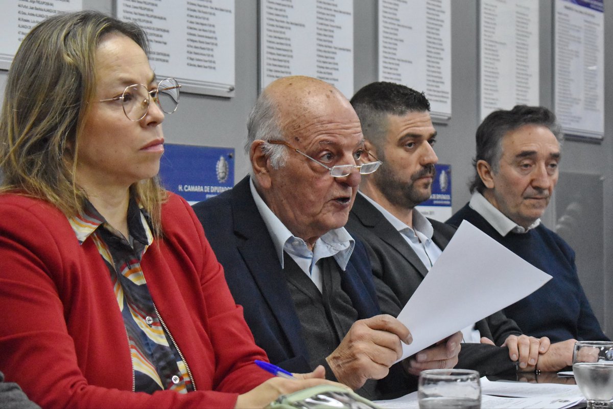 BeaEMartinez's tweet photo. Martes de #comision
Recibimos a Juan Carlos Jaliff, subsecretario de Justicia, quien nos presentó el proyecto de Ley de
“REGIMEN PREVENTIVO ADMINSTRATIVO DE INMUEBLES CON FINES DE SEGURIDAD PÚBLICA.” https://t.co/FFKQlFyL1j
