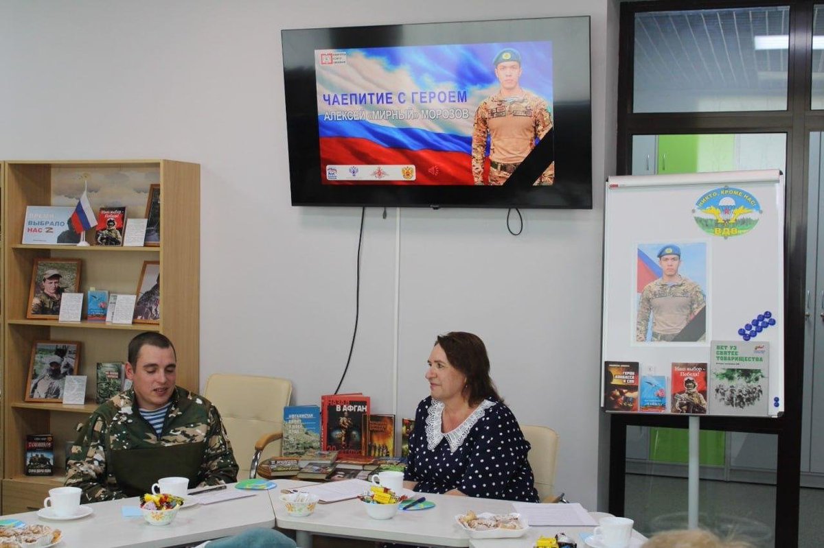 Q0MT6pFmbVqynsM's tweet photo. Уже по традиции в Тверской области а на мероприятии «Чаепитие с героем», организованном ко Дню ВДВ при участии единороссов показали портрет якобы русского военного Алексея Морозова.

На фотографии оказался Камата Госаку — японский  гей-порно актер ставший героем гачимучи-мемов. https://t.co/8YXJSHUWju