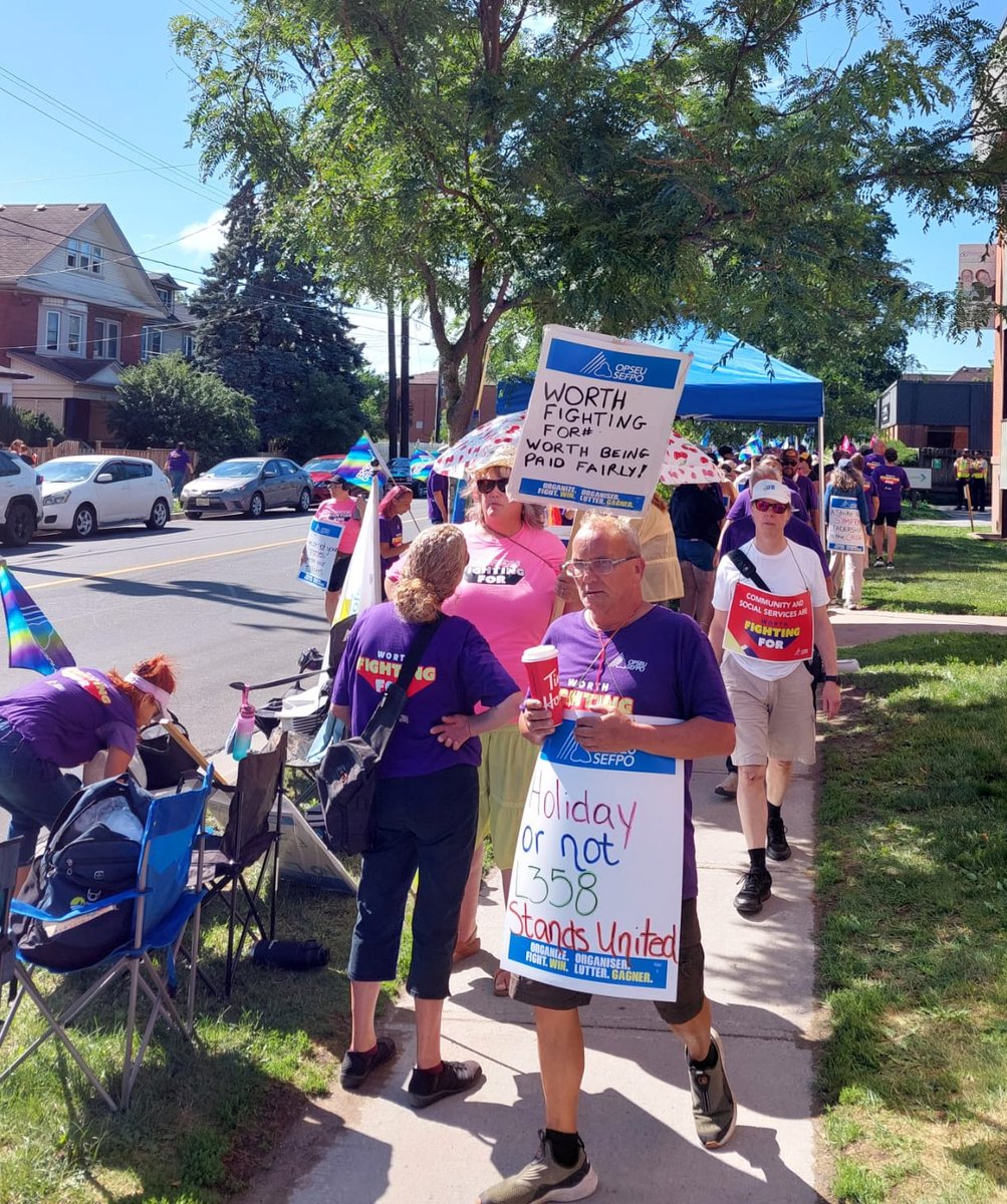 socialist_ca's tweet photo. Huge emergency picket to support OPSEU 358 Present were OPSEU Fleming College and Trent U. locals, with OPSEU from as far as Oshawa. Joining OPSEU strikers were Ptbo City workers, CUPE 126, Ptbo - Kawarthas NDP riding association, and community activists. #worthfightingfor https://t.co/vaUNqfnizP