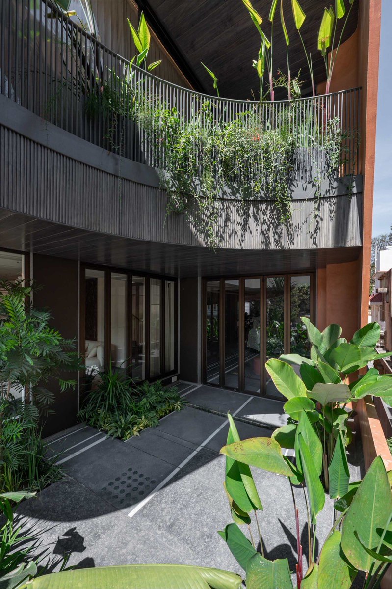 archiscan's tweet photo. Biophilic living done right. Loving how fluid curves and integrated gardens turn a modern urban house into a breathable, light-filled refuge. 🍃
By: Cadence Architects
Location: Bangalore, India.
#biophilic https://t.co/PkPBsoUMVp
