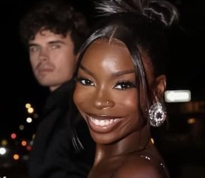 Laylatyb's tweet photo. @HoodboogerIcon @AriKordeii she deadass looks like the grinch im so dead https://t.co/vM0yjb00xC