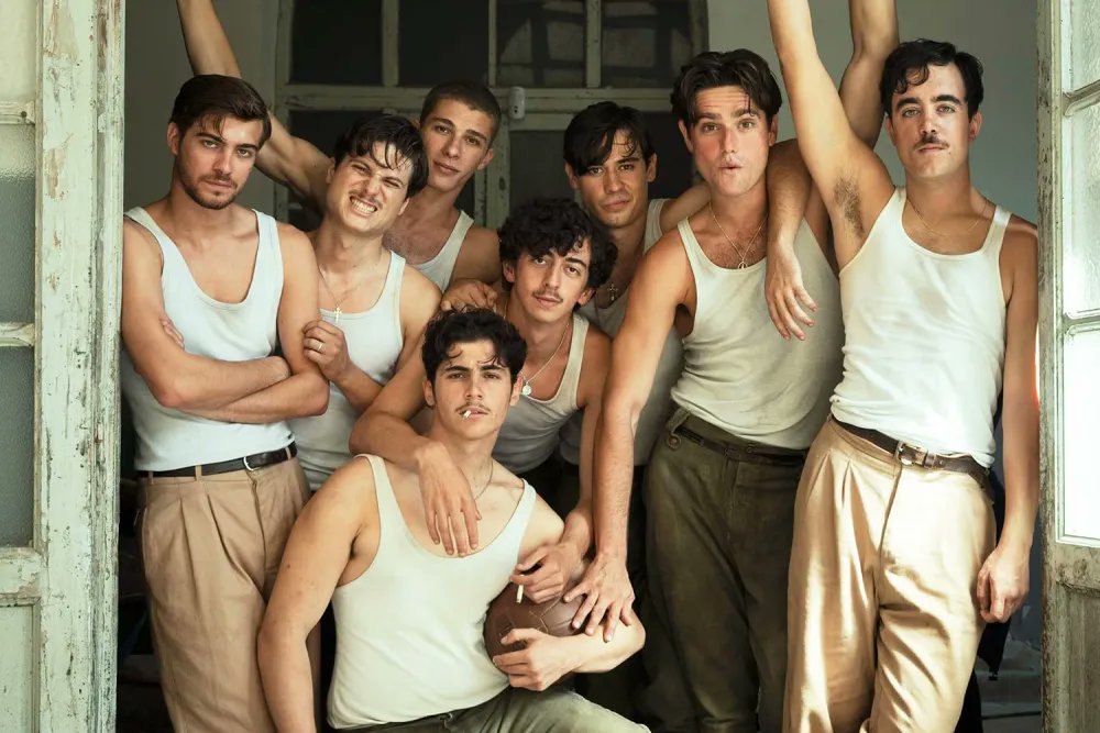 Variety's tweet photo. Netflix is giving its Spanish-language Oscar hopeful “La Bola Negra” the longest theatrical release (47 days) in the streamer’s history.

The queer epic was originally slated to open in theaters Nov. 6 ahead of a Dec. 4 streaming bow. The film will now arrive in theaters Oct. 16 and land on Netflix Dec. 2, a 47-day exclusive window  and the widest theatrical commitment the company has given one of its  titles to date.

https://t.co/rZ3Re4UUvn