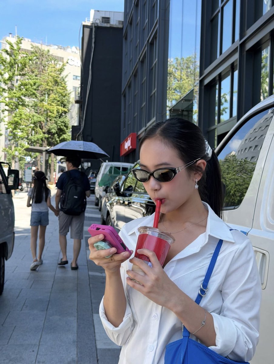 astralaxx's tweet photo. SUPER PRETTY NI CAPRICE HELLO ?!? https://t.co/bsio6321az