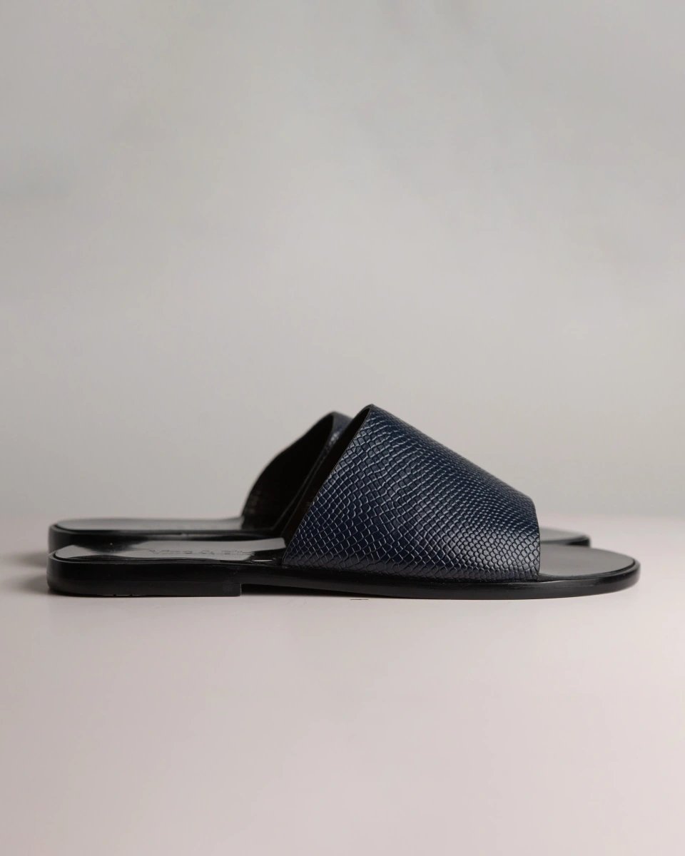 vincandeliz's tweet photo. For those who value elegance, balance, and craftsmanship.

The Osasu slippers would always be a perfect fit regardless of the season.

To shop, leave a direct message 📩 or click the link in the bio.

#VincAndEliz #Handcrafted #HandMadeLeatherShoes #BespokeShoesNigeria https://t.co/QAWLyZ9YT4