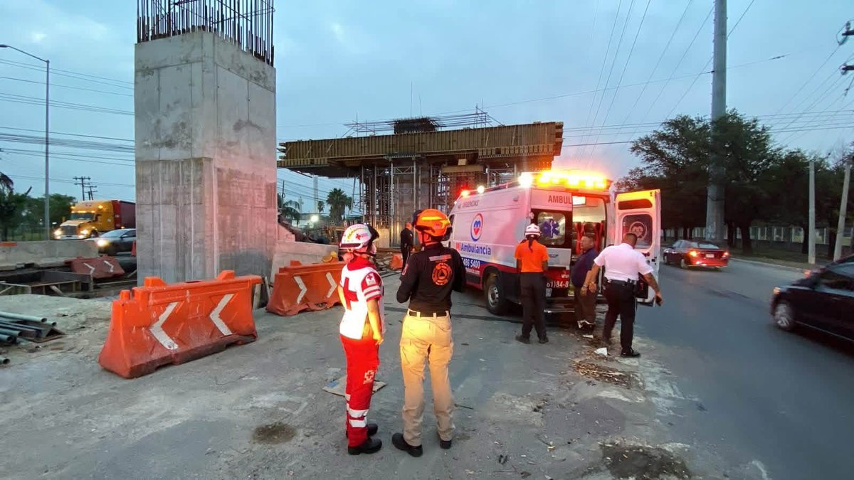 PC_NuevoLeon's tweet photo. 🚨 Accidente vial tipo volcadura

Elementos de @PC_NuevoLeon atendieron la volcadura de un tractocamión que transportaba rollos de acero sobre Av. Industrias y Miguel Alemán, en Apodaca.

🚑 El conductor fue atendido y trasladado a un hospital.

#TodasYTodosSomosProtecciónCivil https://t.co/4qsOHi9dwD