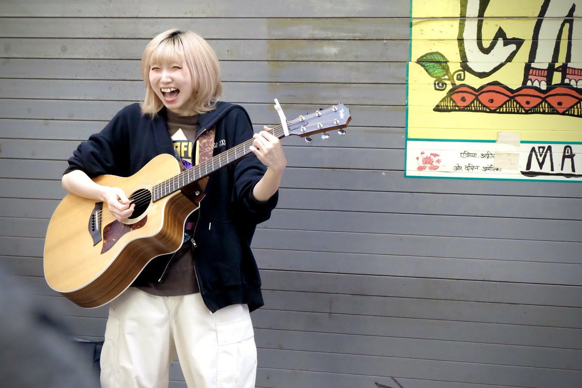 aro_oyu's tweet photo. 毎日投稿126日目

2026.8.1 Sat
狸小路3丁目マライカ前路上ライブ

音癒の路上ライブはいつも大盛り上がりで楽しい☺️
幸せな時間です✨

#毎日投稿
#音癒の音
#音癒ノート
#路上ライブ
#マライカ
#狸小路
#夢

@oyu_ame__ https://t.co/7ITiBCAsdw