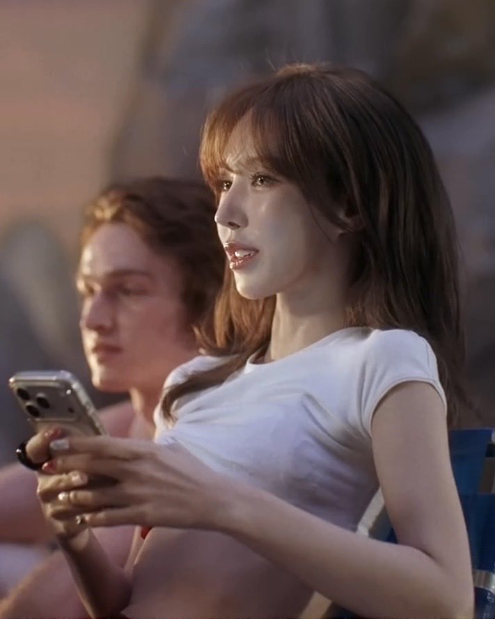wenderland__'s tweet photo. สาเหตุที่ในเอมวีไม่ให้เห็นชุดเต็มๆ เพราะมันจะ ห้ะ แบบนี้ไง https://t.co/3PA5ZXJPgp