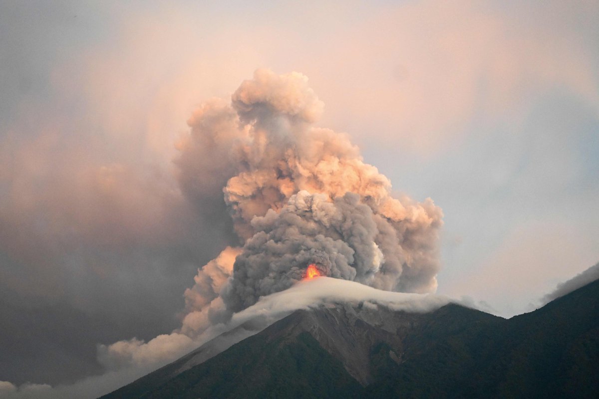 El_Universal_Mx's tweet photo. ⚠️🌋 Guatemala declaró una alerta de "peligro", el segundo nivel más alto, por una potente erupción del volcán de Fuego, ubicado a 35 km de la capital, e inició la evacuación de viviendas cercanas.

El coloso, considerado el volcán más activo de Centroamérica, entró en fase eruptiva la mañana del lunes y en la noche aumentó su intensidad con la expulsión de corrientes de lava que descendieron por sus laderas, mientras se levantaron grandes columnas de gases y ceniza.

📸Fotos: AFP