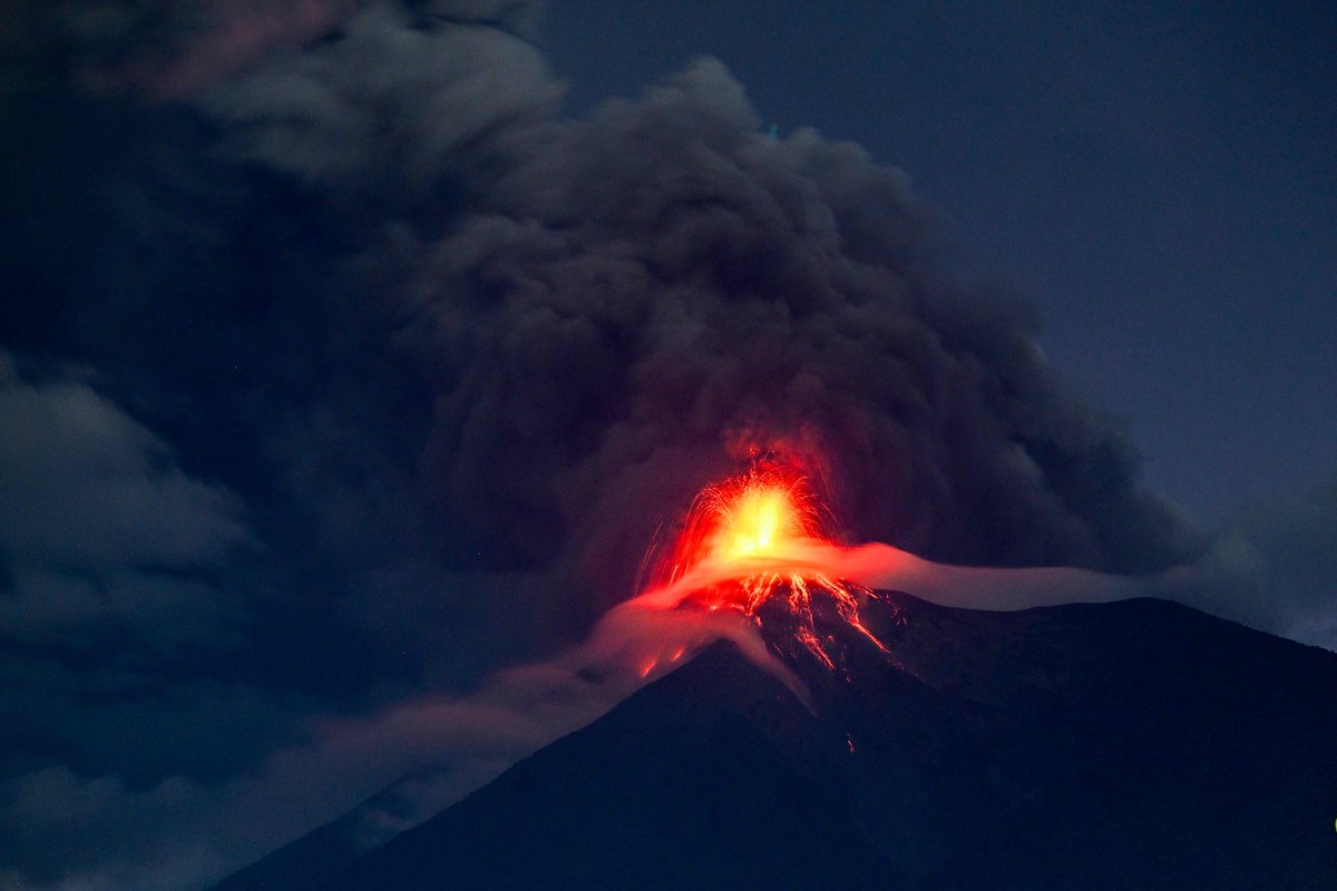 El_Universal_Mx's tweet photo. ⚠️🌋 Guatemala declaró una alerta de "peligro", el segundo nivel más alto, por una potente erupción del volcán de Fuego, ubicado a 35 km de la capital, e inició la evacuación de viviendas cercanas.

El coloso, considerado el volcán más activo de Centroamérica, entró en fase eruptiva la mañana del lunes y en la noche aumentó su intensidad con la expulsión de corrientes de lava que descendieron por sus laderas, mientras se levantaron grandes columnas de gases y ceniza.

📸Fotos: AFP