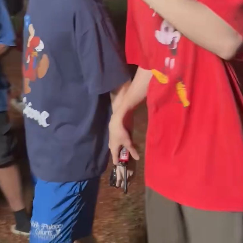 arlom_'s tweet photo. เสื้อมิกกี้เมาส์ = เสื้อคู่ ??
จับมือกันเดินไปตอนท้าย ??
พฤติกรรมสิ่งนั้นมาก  แล้วทั้งคิวสกินชิพกันตลอด ยังไม่รวมที่ไม่ถ่ายออกมาอีกกก คืออิหยังคะ🌝🌚

BE MY PLAYER TWO LAST Q
#ซอโซ่ล่ามธีร์ปิดกล้องแล้ว https://t.co/l9okQ4mWBw