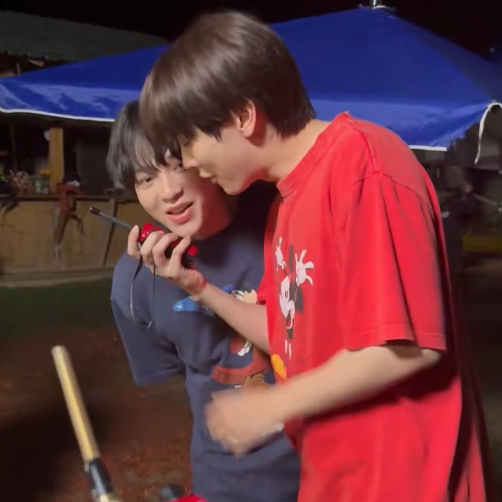 arlom_'s tweet photo. เสื้อมิกกี้เมาส์ = เสื้อคู่ ??
จับมือกันเดินไปตอนท้าย ??
พฤติกรรมสิ่งนั้นมาก  แล้วทั้งคิวสกินชิพกันตลอด ยังไม่รวมที่ไม่ถ่ายออกมาอีกกก คืออิหยังคะ🌝🌚

BE MY PLAYER TWO LAST Q
#ซอโซ่ล่ามธีร์ปิดกล้องแล้ว https://t.co/l9okQ4mWBw