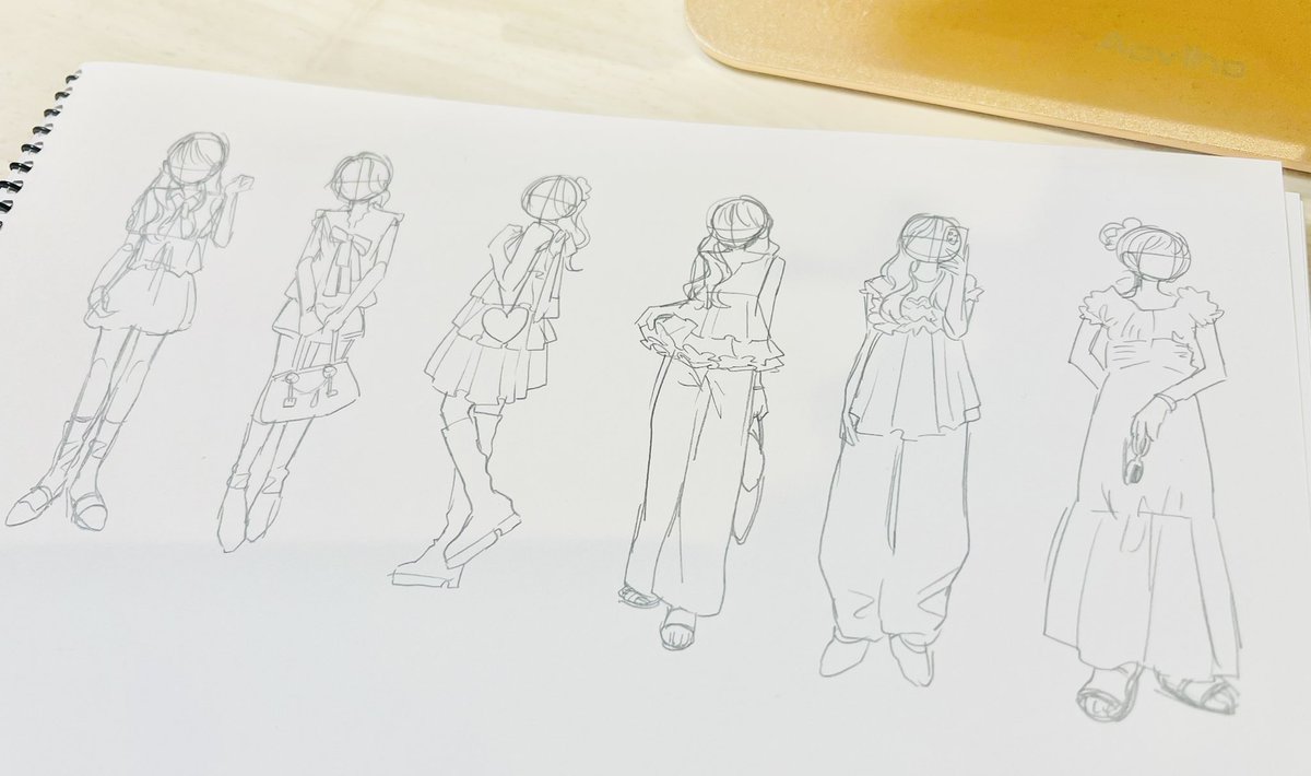 Omu_honobono's tweet photo. 昨日はiPad充電できてなくてアナログ練習！かわいい洋服描いてると更に愛着湧くよね〜 https://t.co/CWunlU7bQe