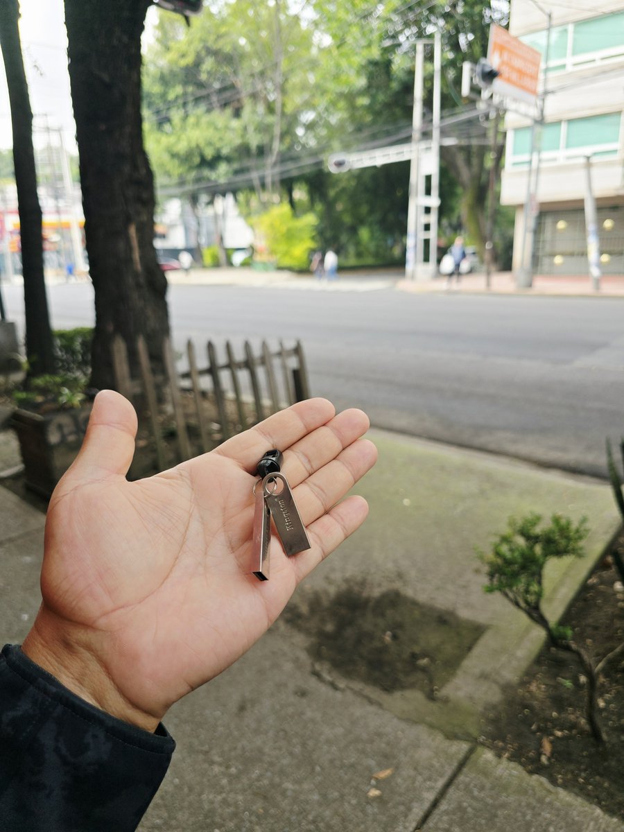 rixoz14's tweet photo. USB perdida!!
La USB tiene un llavero, si me dices qué es el llavero te las entrego.

#ServicioComunitario 
#USB 
#lacondesa 
#Perdida https://t.co/pRxOEHP3OY