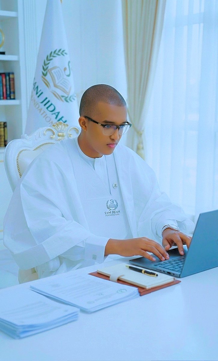 SJidah's tweet photo. Rester soi-même dans un monde qui tente constamment de te changer est le plus grand accomplissement.

Son Excellence Alhadji Sani Jidah 🤝🏻. https://t.co/8vEnE4WVZS