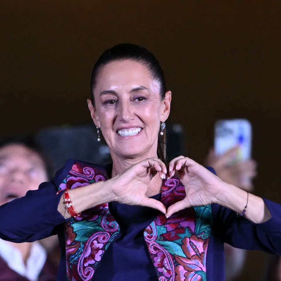 Formula_Music's tweet photo. ¿CON QUIÉN TE QUEDAS? 🤔

🔄 Claudia Sheinbaum (México)
❤️ Donald Trump (EEUU) https://t.co/0PWNFpYYQ0