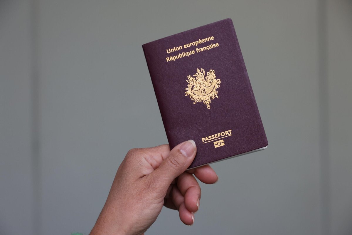 le_Parisien's tweet photo. «Vous ne monterez pas dans cet avion» : un passeport légèrement abîmé leur fait perdre 3 000 euros de vacances
➡️ https://t.co/jJgSt5JXRP https://t.co/lh4sZ9gFnT
