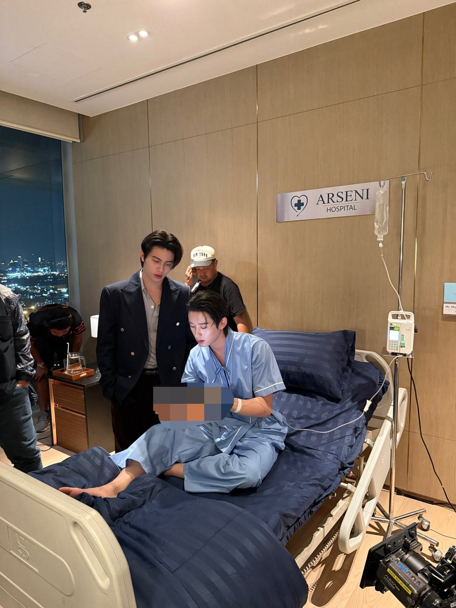 ackermanslv's tweet photo. foto pertama mok pas bukaan mau lahiran udh standby di rs, kedua pas lahiran ditemenin paksu, ketiga foto mirror pas udah dibolehin pulang sama dokter, next foto terakhir abis lahiran pake korset stagen di lokasi syuting (tetep harus kerja pdhal belum lama lahiran) semangat mok🥺 https://t.co/QKYdfUI8la