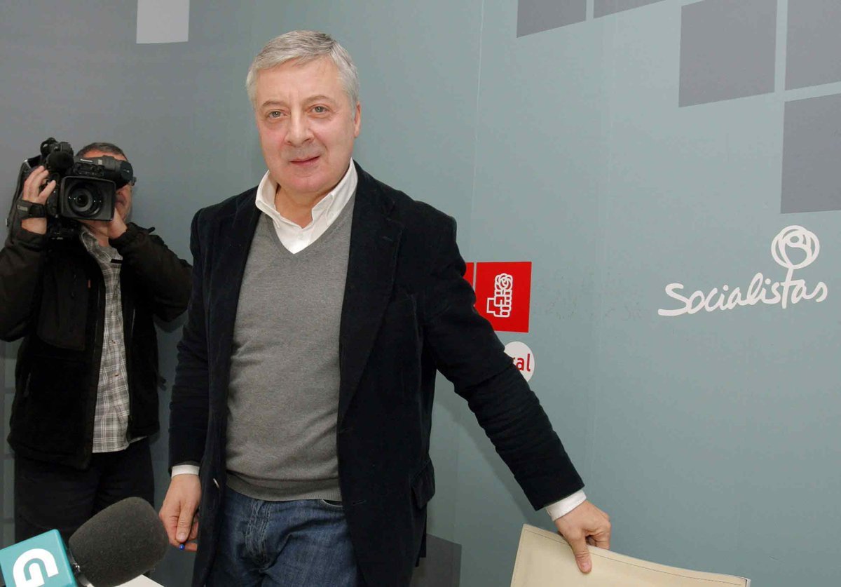 ruben_mikolosal's tweet photo. Acento Public Affairs es una consultora fundada en 2019 por José Blanco, exministro de Fomento los dos últimos años de Gobierno del PSOE antes de que el PP ganase las elecciones de finales de 2011. Tras él, su presidente es Alfonso Alonso, exalcalde de Vitoria y exministro de Sanidad en los dos Gobiernos del PP con Mariano Rajoy. También figuran Elena Valenciano (exvicesecretaria general del PSOE), Valeriano Gómez (exministro socialista de Trabajo), Elena Pisonero (ex Secretaria de Estado de Economía con José María Aznar) o José María Lassalle (ex Secretario de Estado de Cultura en los dos gobiernos de Mariano Rajoy).

En 2024 cerró con más de dos millones de euros de beneficio y 9,6 millones de facturación tras crecer un 22%

Esta consultora ha tenido como cliente a la embajada de Marruecos y a la Agencia Marroquí de Cooperación Internacional (AMCI), con contratos de entre 500.000 y 600.000 euros anuales para asesorar en Bruselas sobre seguridad en el Magreb, cooperación mediterránea e intereses agrícolas marroquíes ante las instituciones europeas. Zapatero habría facilitado el primer gran contrato tras la reconciliación de 2022.

#Marruecos #Lobby 

Fuentes:
https://t.co/BkXIIjeVK5

https://t.co/AV0iO64dqL

https://t.co/nebFEF95XH

https://t.co/XqEeJ8scSg