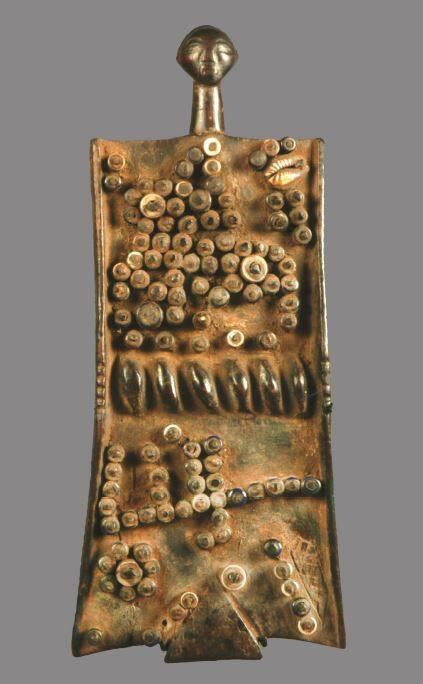 DlSPUTED's tweet photo. reading about lukasa, or memory boards, which originated in the Luba kingdom.

the Mbudye group of the Luba state would create and use these tablets to spiritually recount history. incredible form of data preservation and visualization. https://t.co/dpRUCqvX1I