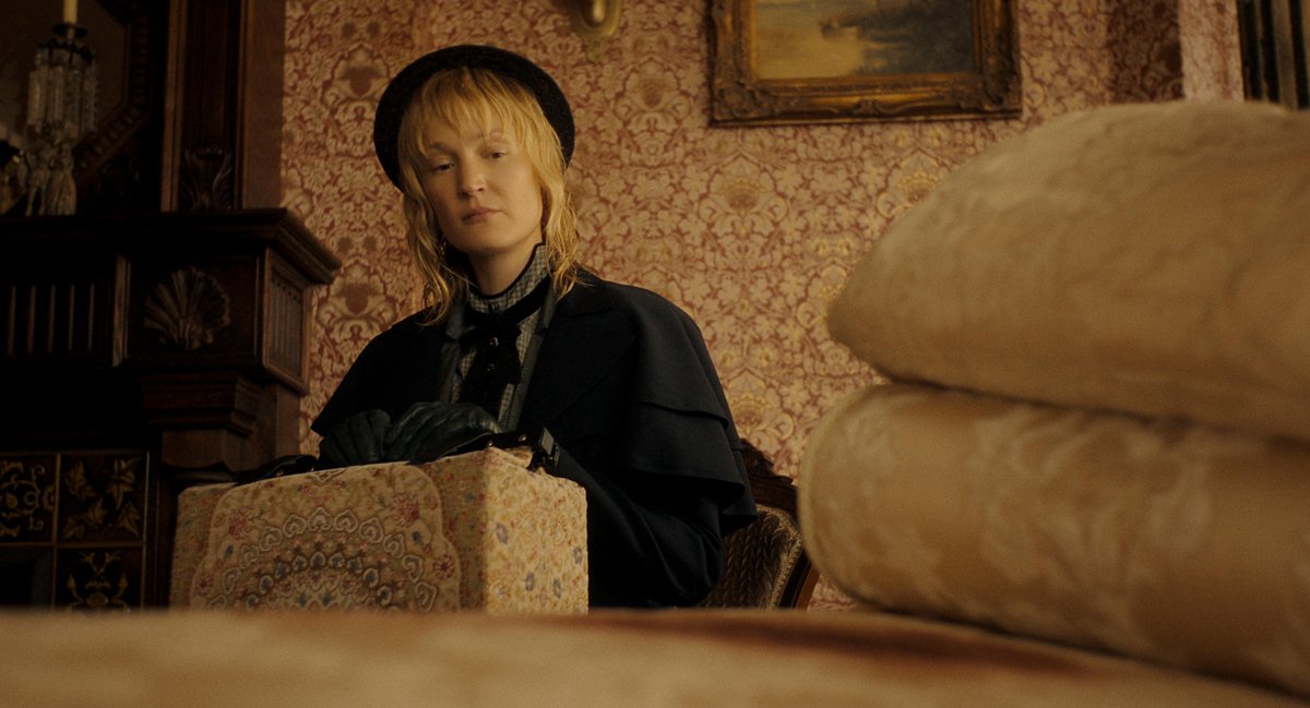 NetflixPT's tweet photo. As primeiras imagens de Ella Beatty como Lizzie Borden, Vicky Krieps como Bridget Sullivan, Charlie Hunnam no papel de Andrew Borden e Rebecca Hall como Abby Borden em "Monstro: A História de Lizzie Borden" https://t.co/gLdKRHBxJM